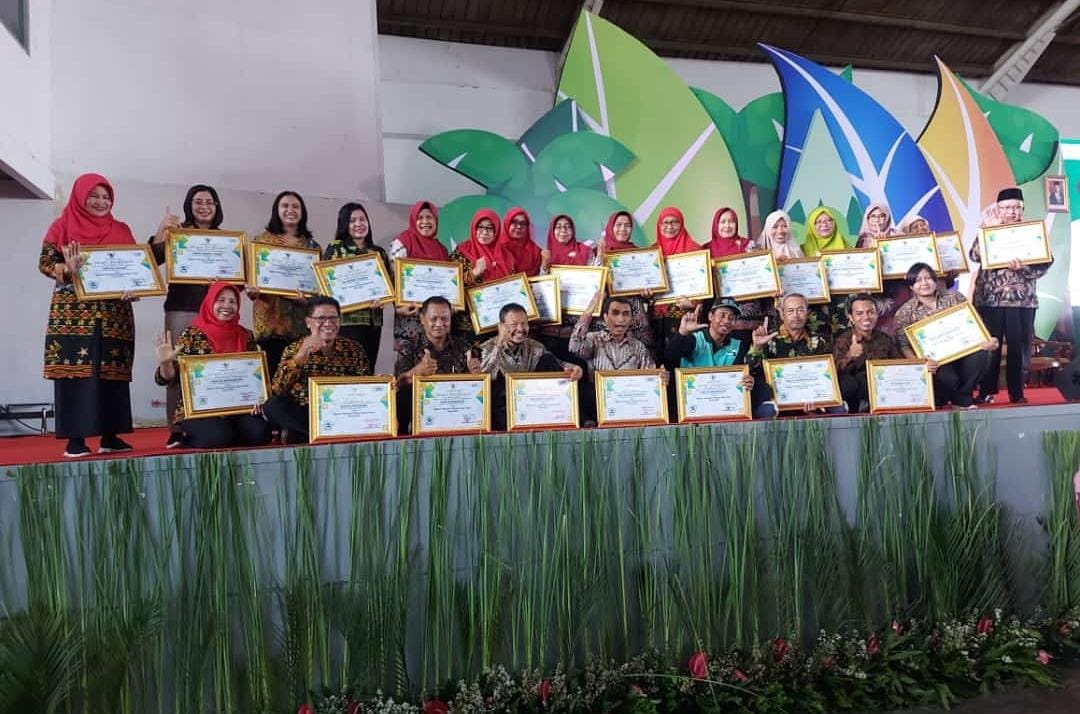 Penyerahan Penghargaan Kepada 26 Sekolah di Kota Madiun yang lolos Adiwiyata Tingkat Provinsi